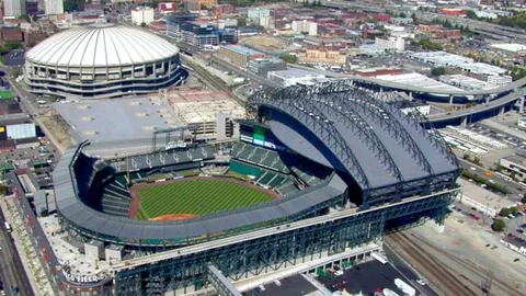 曼联前锋仅出场33分钟遭换下，球迷泪别赛场入更衣室